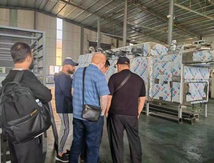 Клиенты посещают завод Himax Machinery для осмотра оборудования для переработки пищевых продуктов